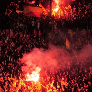 Torcedores comemoram em Barcelona a conquista da seleo espanhola na Copa do Mundo
