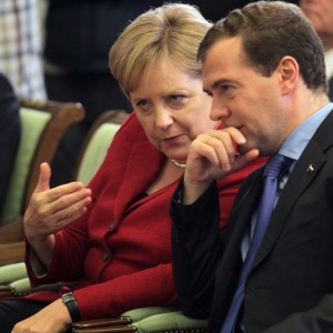 Angela Merkel encontra o primeiro-ministro russo Dmitri Medvedev na Rssia; eles jantaram um polvo