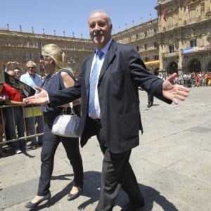 Ao lado da esposa, Vicente Del Bosque  recebido na Plaza Mayor por milhares de salmantinos