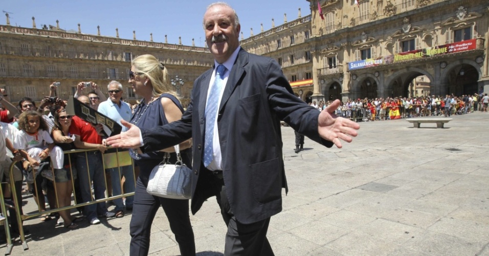 Ao lado da esposa, Vicente Del Bosque é recebido por milhares de salmantinos na Plaza Mayor de Salamanca