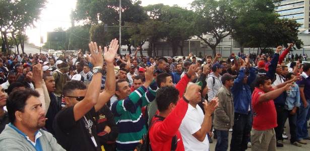 Operários fazem manifestação por melhores condições de trabalho no Maracanã