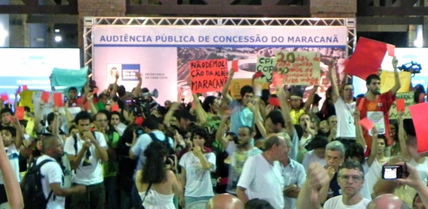 Manifestantes protestam em audiência pública sobre privatização do Maracanã
