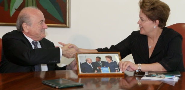 Blatter presenteia Dilma Rousseff com foto da dupla ao lado de Pelé durante a reunião em Brasília