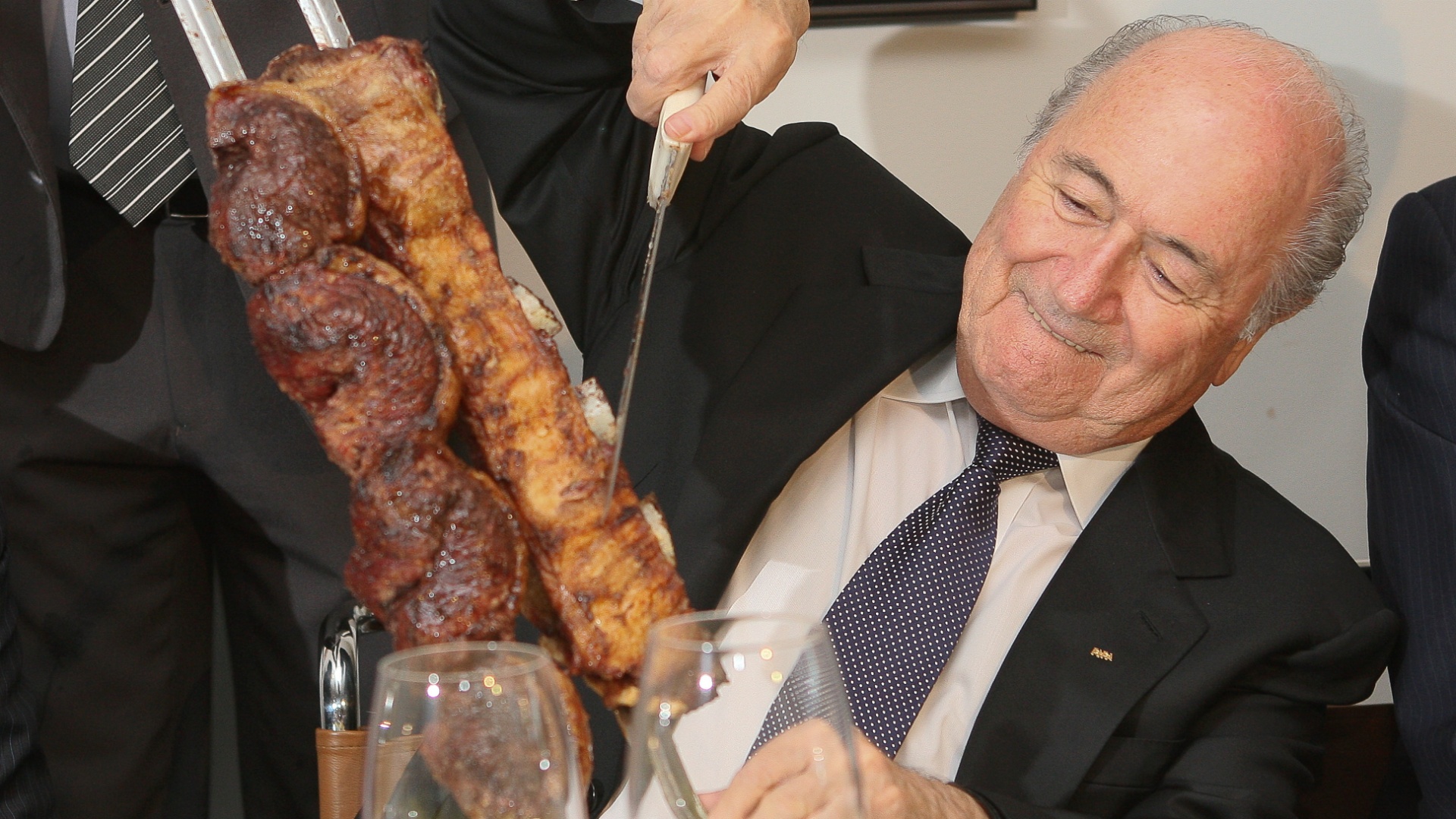 Joseph Blatter, presidente da Fifa, participa de um churrasco e aproveita a picanha em Brasília após reunião sobre a Copa do Mundo