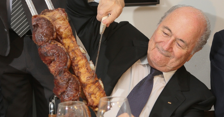 Joseph Blatter, presidente da Fifa, participa de um churrasco e aproveita a picanha em Brasília após reunião sobre a Copa do Mundo