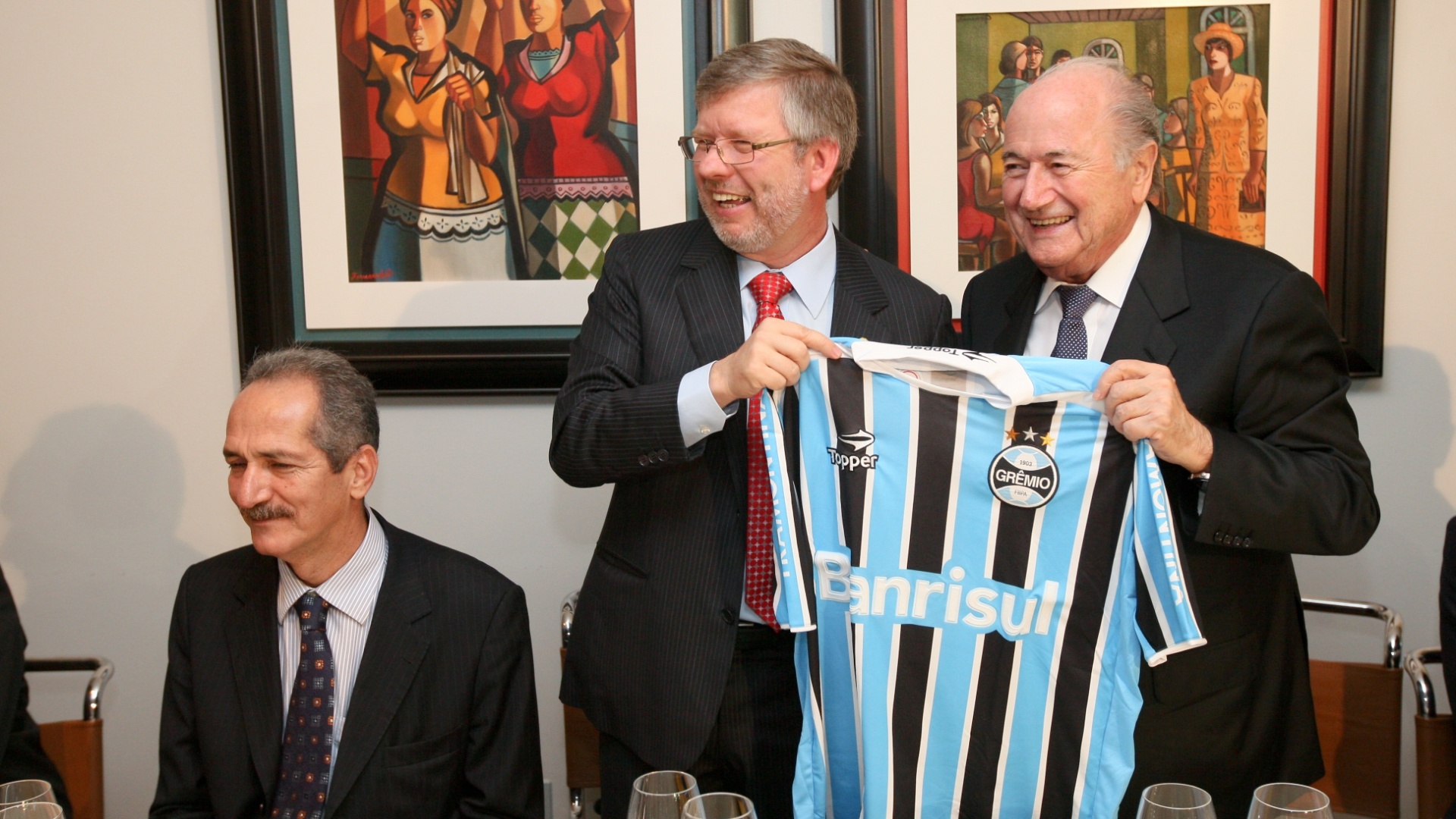 Marco Maia (PT-RS), presidente da Câmara, oferece uma camisa do Grêmio, seu time de coração, ao presidente da Fifa, Joseph Blatter