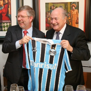 Marco Maia (PT-RS), presidente da Câmara, oferece uma camisa do Grêmio, seu time de coração, ao presidente da Fifa, Joseph Blatter