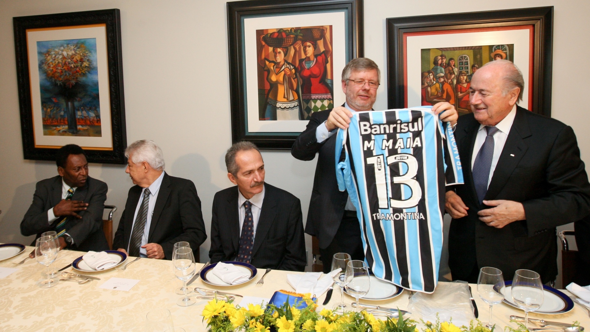 Presente de Marco Maia (PT-RS) a Joseph Blatter, a camisa do Grêmio exibida à imprensa no almoço oferecido ao presidente da Fifa levava o nome do deputado