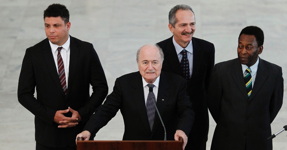 Ronaldo, Aldo Rebelo e Pelé cercam o presidente da Fifa, Joseph Blatter, após a reunião em Brasília