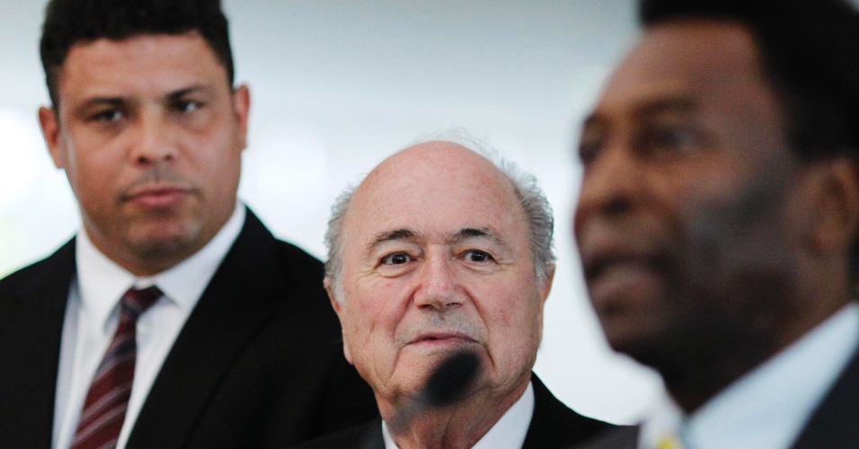 Ronaldo observa Joseph Blatter e Pelé em conversa com a imprensa após uma reunião em Brasília