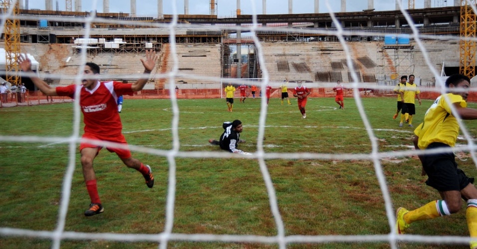 Operário comemora após fazer um gol em jogo realizado entre os funcionários das obras do Mané Garrincha, em Brasília